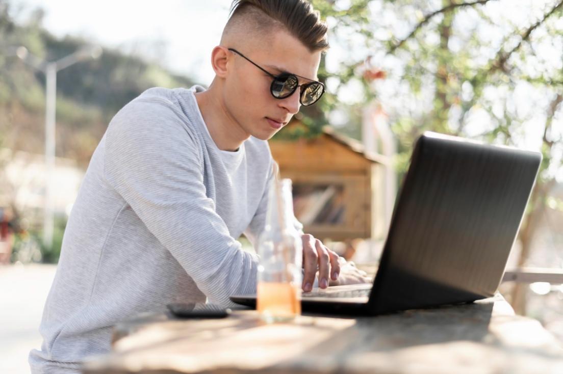 Teilnehmer bei einer interaktiven Diskussionsrunde zum Thema Investmentstrategien