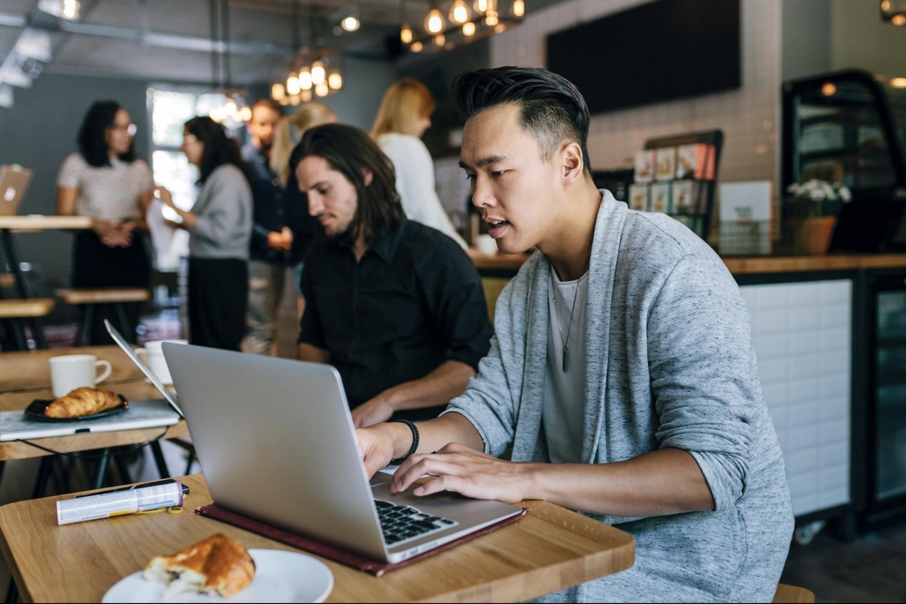 Arbeitsbereich mit Finanzanalysen und Lernmaterialien