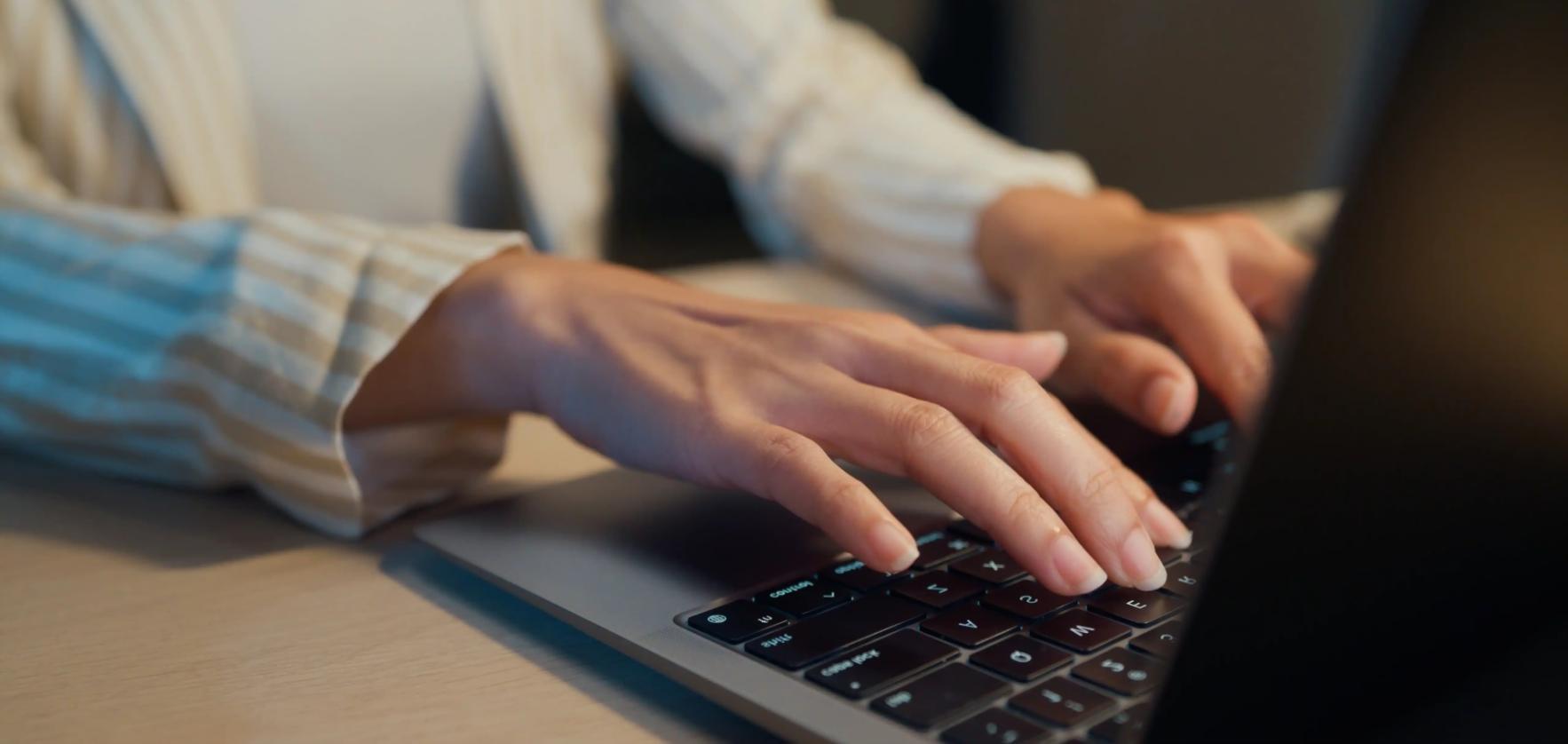 Beratungsgespräch über finanzielle Gewohnheiten in ruhiger Atmosphäre